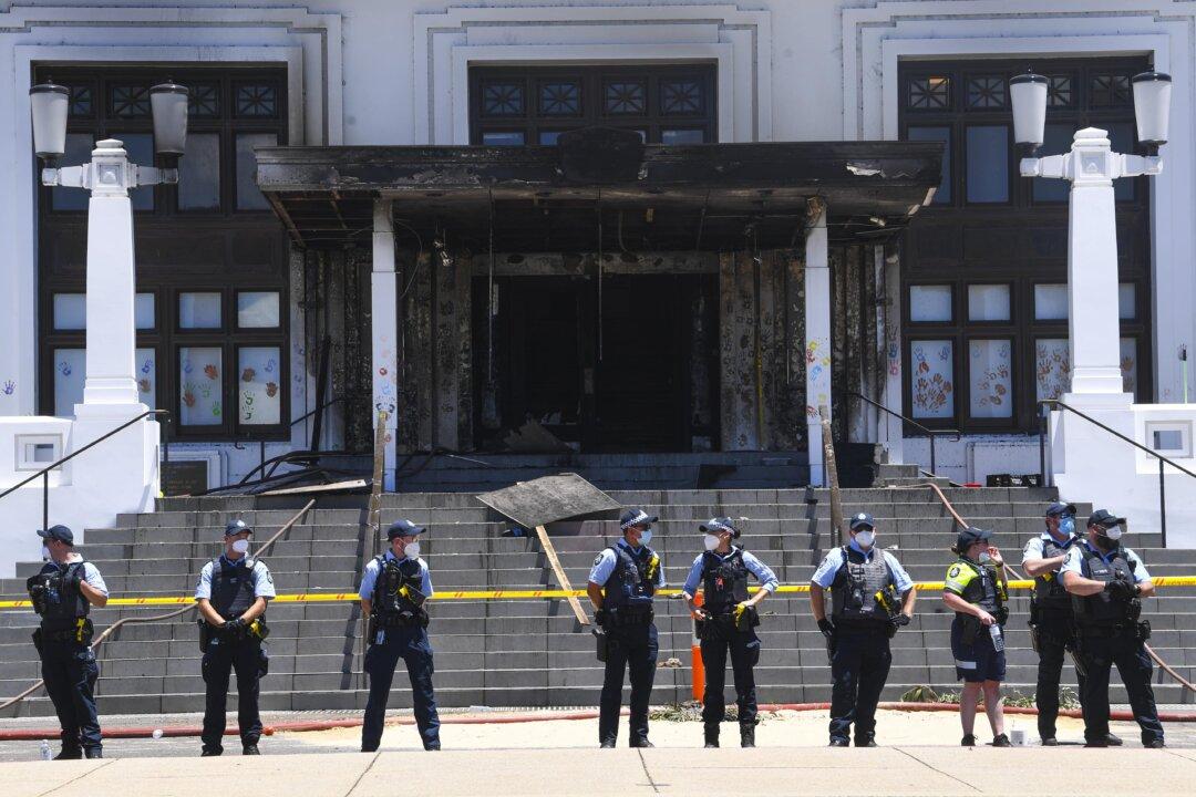Footage Emerges, Shows Moment Before Australia’s Old Parliament House Catches Fire