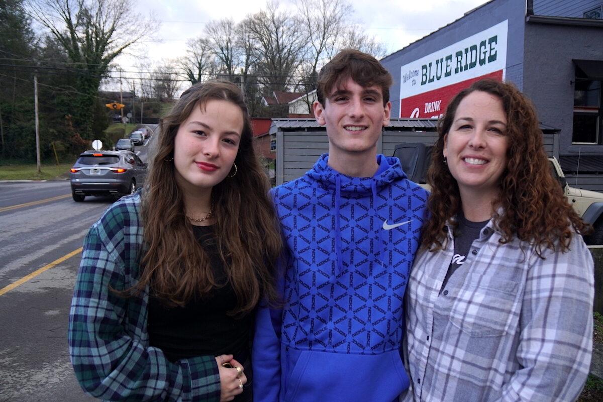Dana Hayden (right) and her two children visit Blue Ridge, Georgia on Dec. 29, 2021. (Jackson Elliott/The Epoch Times)