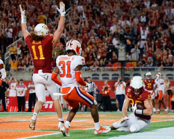 Charlie Kolar #88 of the Iowa State Cyclones catches a pass for a touchdown during the fourth quarter against the Clemson Tigers in the Cheez-It Bowl Game at Camping World Stadium, in Orlando, Fla., on Dec. 29, 2021. (Douglas P. DeFelice/Getty Images)
