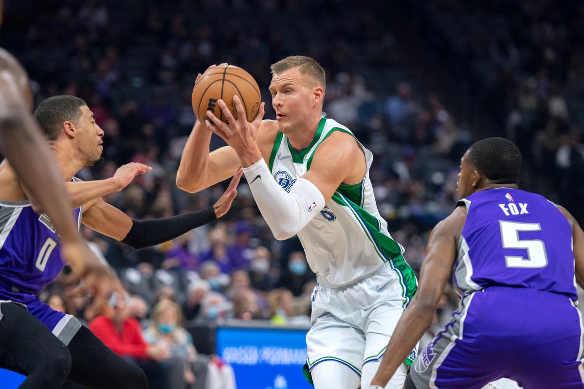 Chimezie Metu Hits 3 at Buzzer, Kings Beat Mavs 95–94