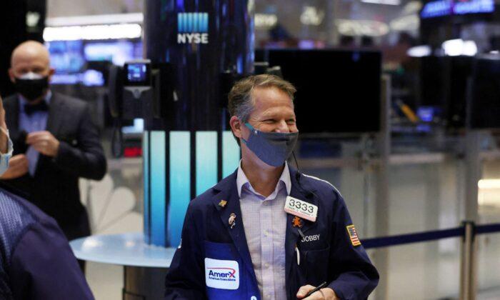 Dow Hits All-Time High as Jobless Claims Dip
