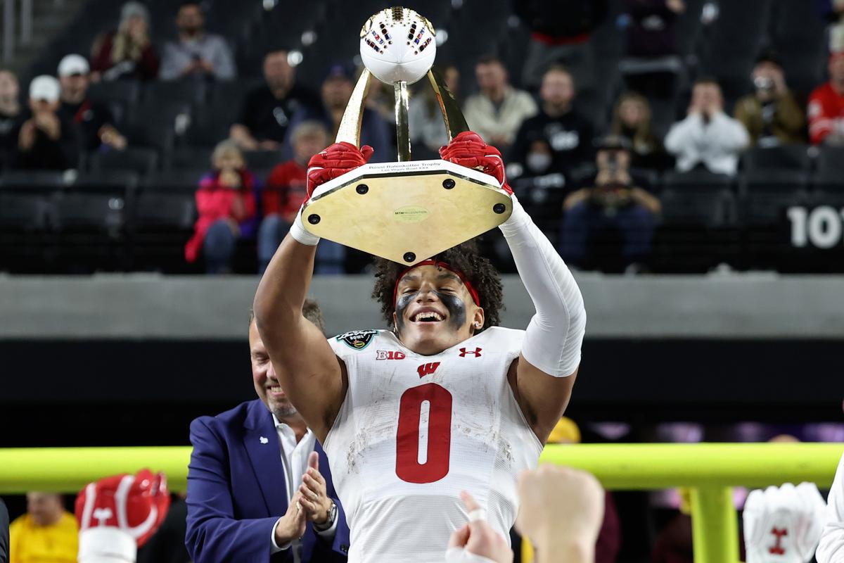 Allen, Wisconsin Hold Off Arizona State in Las Vegas Bowl