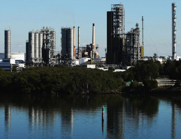 The Shell Oil refinery in Parramatta is seen in Sydney, Australia, on June 2, 2007. (Ian Waldie/Getty Images)