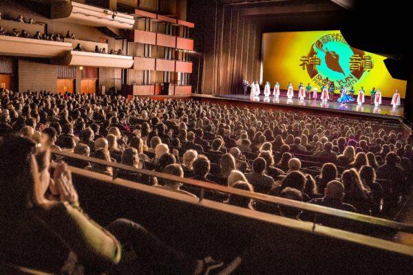 Shen Yun Performing Arts New York Company's curtain call at Pikes Peak Center for the Performing Arts, on Jan. 30, 2022. (NTD)