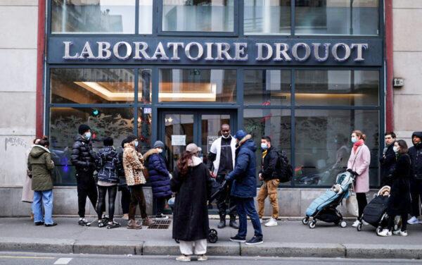 People queue for COVID-19 tests in Paris, on Dec. 23, 2021. (Christian Hartmann/Reuters)