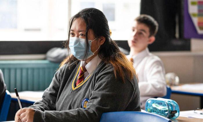 English Secondary School Pupils Asked to Wear Masks in Classrooms