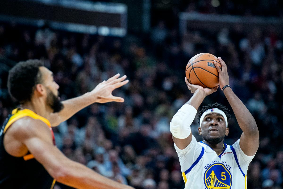 Golden State Warriors center Kevon Looney (5) shoots while contested by Utah Jazz center Rudy Gobert (L), in the first half during an NBA basketball game in Salt Lake City, on Jan. 1, 2022. (Isaac Hale/AP Photo)