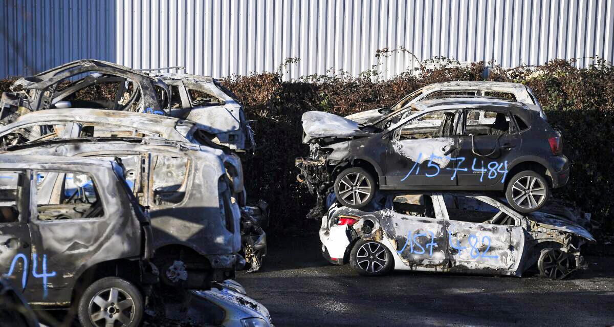 French Burn Fewer Cars on New Year’s Eve Due to Pandemic