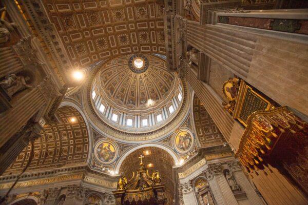 The semi-circular barrel vaulted ceilings direct one to the grand dome directly above the Baldacchino and St Peter’s tomb. The sense of space is overwhelming, leaving one awestruck. (J.H.Smith/Cartio)