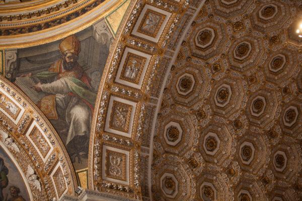 The repeated form of the ornately coffered ceiling emphasizes mosaics that depict biblical scenes. (J.H.Smith/Cartio)