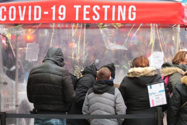 People waiting for a COVID-19 test at a mobile station in New York on Dec. 29, 2021. (Richard Moore/The Epoch Times)