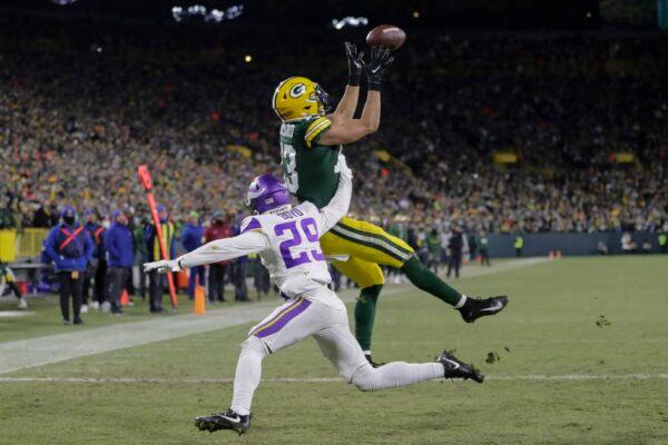 Green Bay Packers' Allen Lazard catches a touchdown pass over Minnesota Vikings' Kris Boyd during the first half of an NFL football game in Green Bay, Wis., on Jan. 2, 2022. (Aaron Gash/AP Photo)