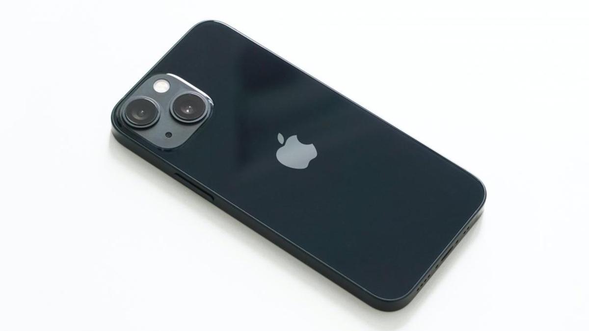 Robust iPhone Demand, Services Will Chart Apple’s Course in 2022: Wedbush
