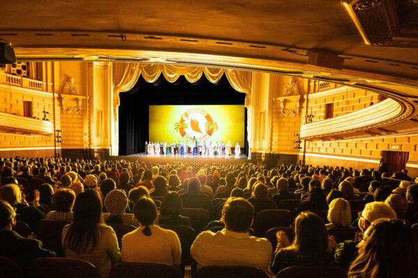 Shen Yun Performing Arts New York Company's curtain call at San Francisco's War Memorial Opera House, on Jan. 2, 2022. (The Epoch Times)