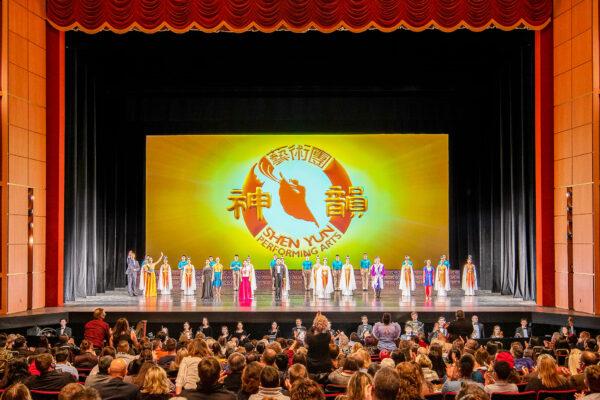 Shen Yun Performing Arts New Era Company's curtain call in Milwaukee's Marcus Performing Arts Center, on Dec. 31, 2021. (Hu Chen/The Epoch Times)