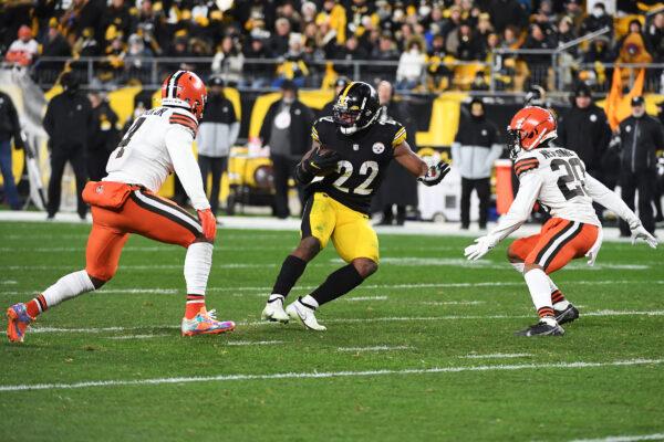 Najee Harris #22 of the Pittsburgh Steelers carries the ball during the second quarter against the Cleveland Browns at Heinz Field in Pittsburgh, on Jan. 3, 2022. (Justin Berl/Getty Images)