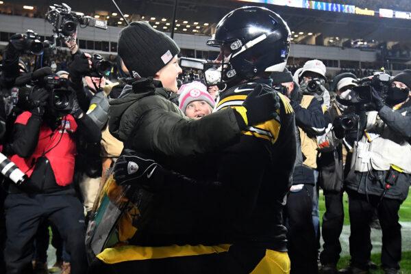Ben Roethlisberger #7 of the Pittsburgh Steelers embraces his son after his final game at Heinz Field in Pittsburgh, on Jan. 3, 2022. (Justin Berl/Getty Images)
