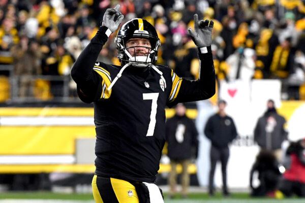 Ben Roethlisberger #7 of the Pittsburgh Steelers celebrates a touchdown in the fourth quarter of the game against the Cleveland Browns at Heinz Field in Pittsburgh, on Jan. 3, 2022. (Justin Berl/Getty Images)
