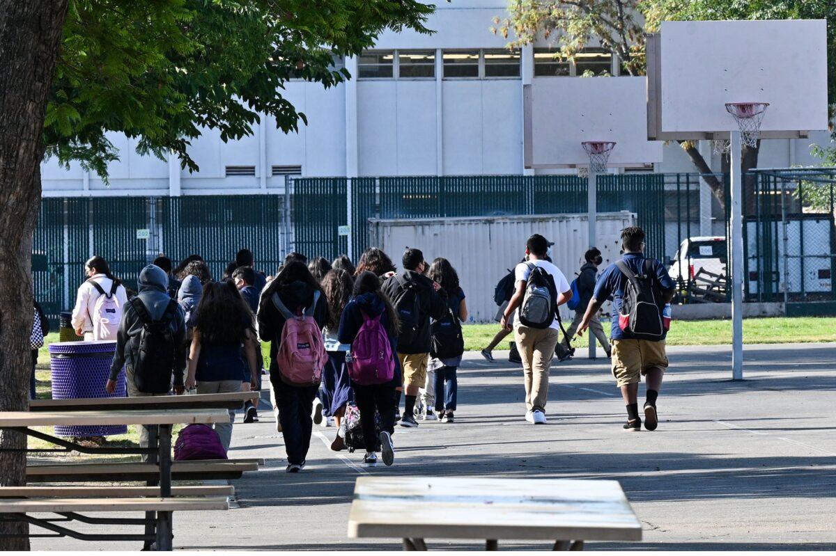 Students walk to their classrooms at a public middle school in Los Angeles on Sept. 10, 2021. (Robyn Beck/AFP via Getty Images)