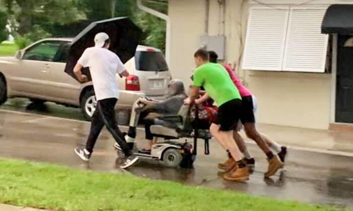 4 Young Men Push Elderly Woman’s Broken Scooter Home in Storm: ‘Be a Hero for Someone’