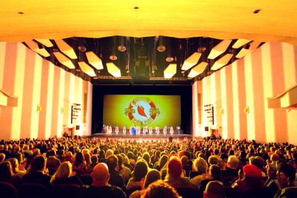 Shen Yun Performing Arts curtain call at the Johnny Mercer Theatre at the Savannah Civic Center in Savannah, Ga., on Jan. 5, 2022. (Frank Xie/The Epoch Times)