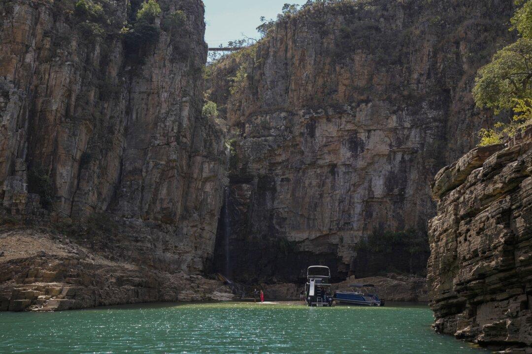 Wall of Rock Falls on Boaters on Brazilian Lake, Killing 6
