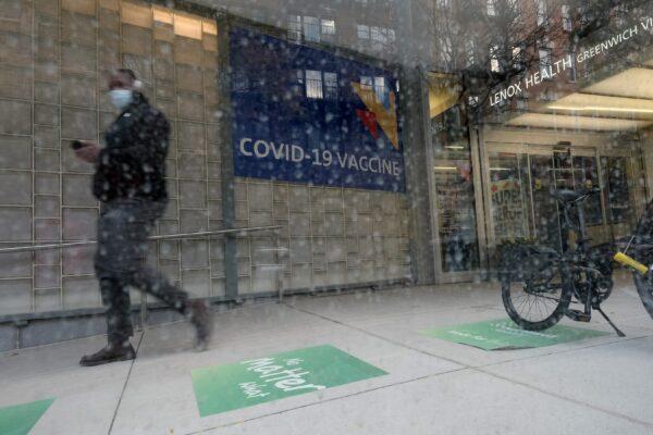 A sign outside of a hospital advertises the COVID-19 vaccine in New York City on Nov. 19, 2021. (Spencer Platt/Getty Images)