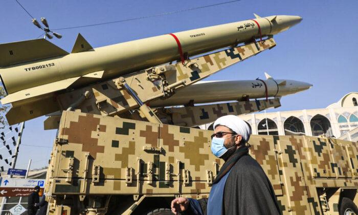 Iran Displays Missiles Amid Nuclear Talks With World Powers
