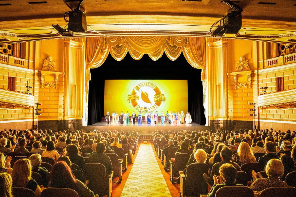 Shen Yun Performing Arts New York Company’s curtain call at the War Memorial Opera House in San Francisco, Calif., on Jan. 9, 2022. (Zhou Gong/The Epoch Times)