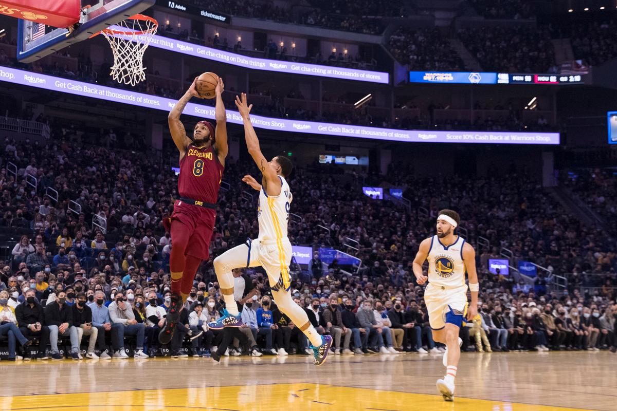 Cleveland Cavaliers forward Lamar Stevens (8) goes up to dunk in front of Golden State Warriors forward Juan Toscano-Anderson (C), and guard Klay Thompson (11) during the first half of an NBA basketball game in San Francisco, on Jan. 9, 2022. (John Hefti/AP Photo)
