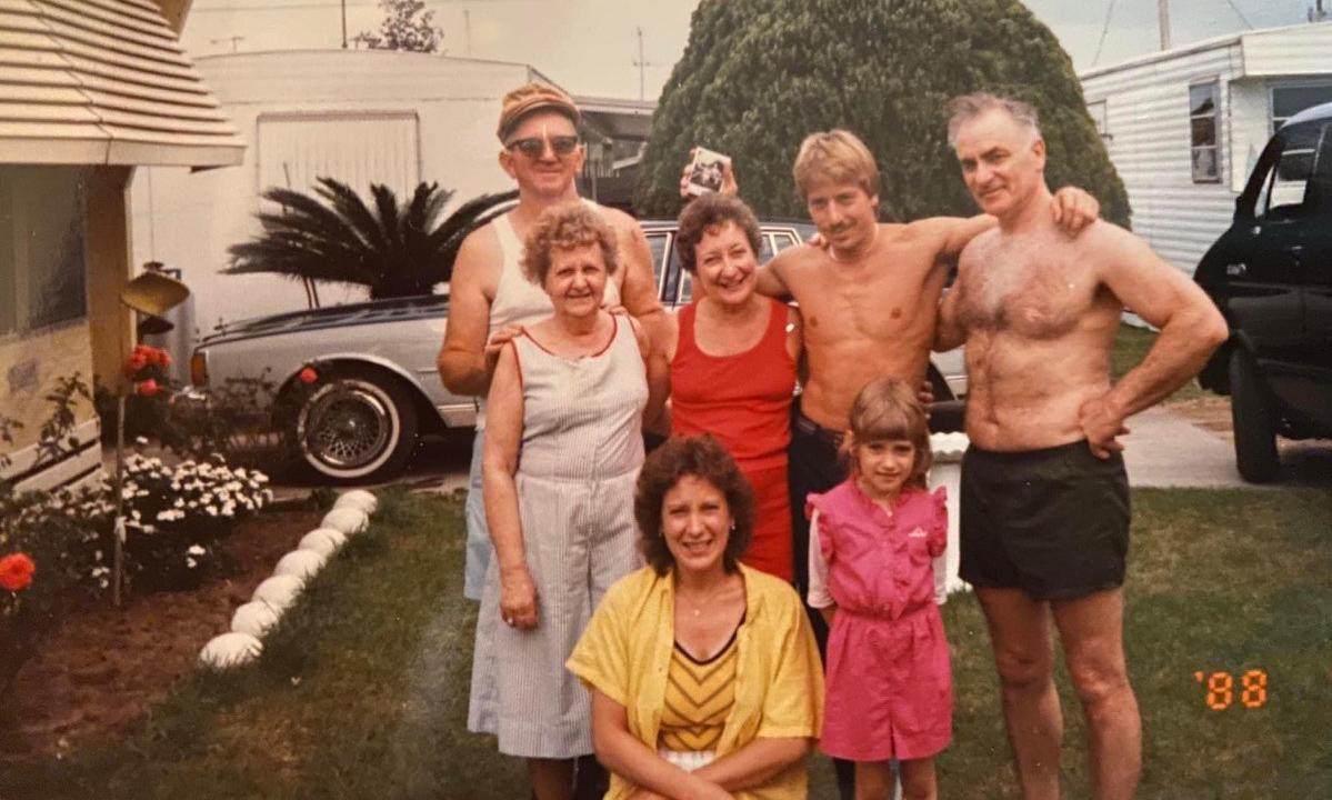 (L–R) (Back) Homer, Mémé, Nana, Scott, Bruce; (Front) Holly's aunt and cousin. (Courtesy of <a href="https://www.facebook.com/holly.brooke.7399">Holly Pomeroy</a>)