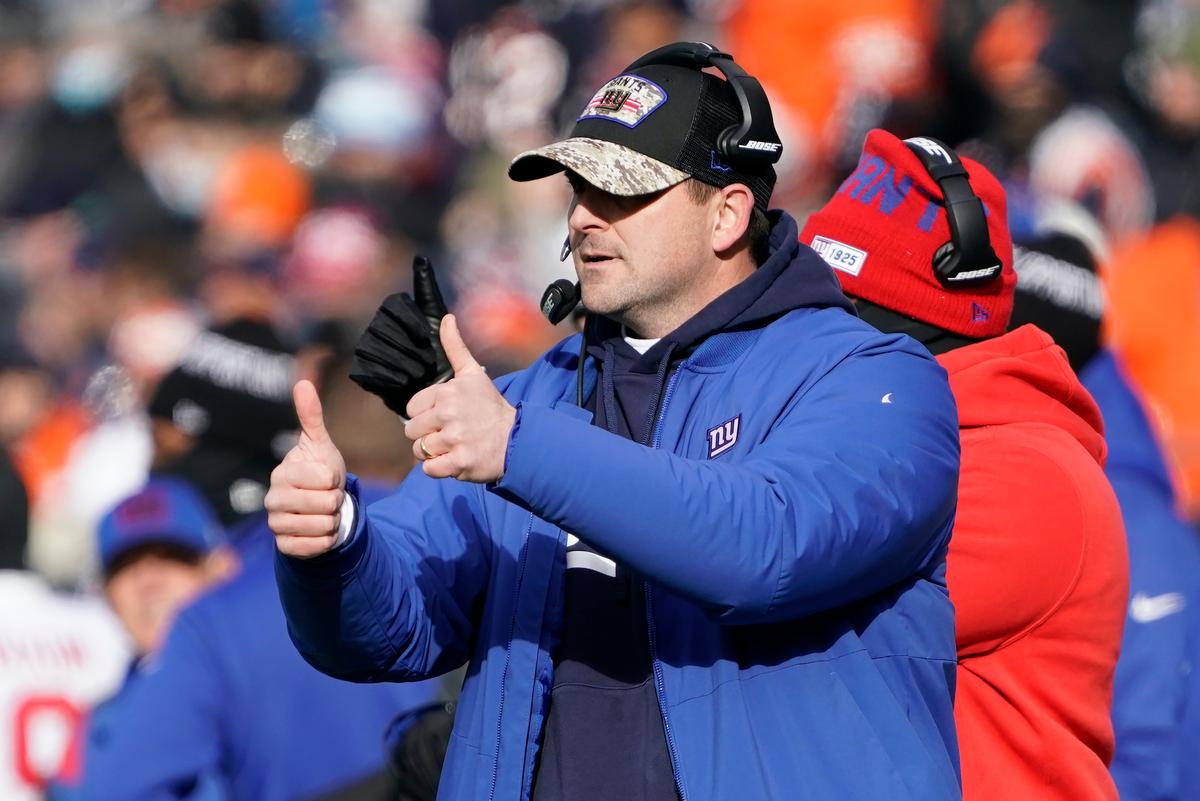 New York Giants head coach Joe Judge signals his team during the first half of an NFL football game against the Chicago Bears in Chicago, on Jan. 2, 2022. (David Banks/AP Photo)