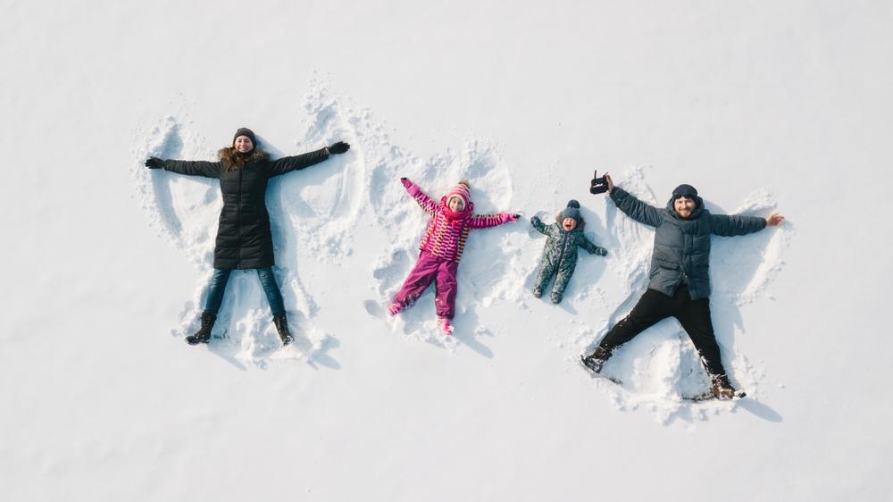 Winter weather is no impediment to fun for kids. (4Max/Shutterstock)