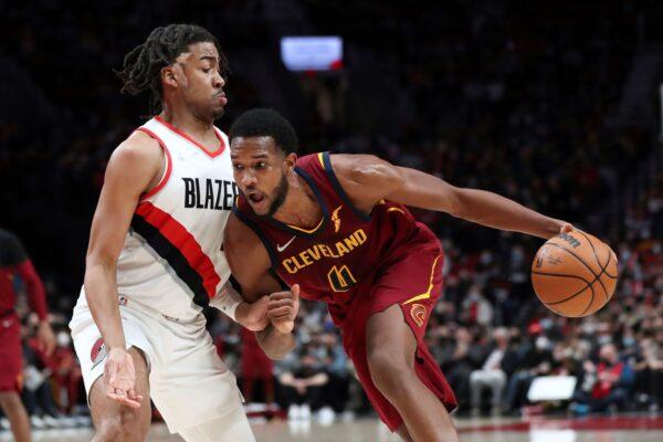 Portland Trail Blazers forward Trendon Watford guards Cleveland Cavaliers forward Evan Mobley during the second half of an NBA basketball game in Portland, Ore., on Jan. 7, 2022. (Amanda Loman/AP Photo)