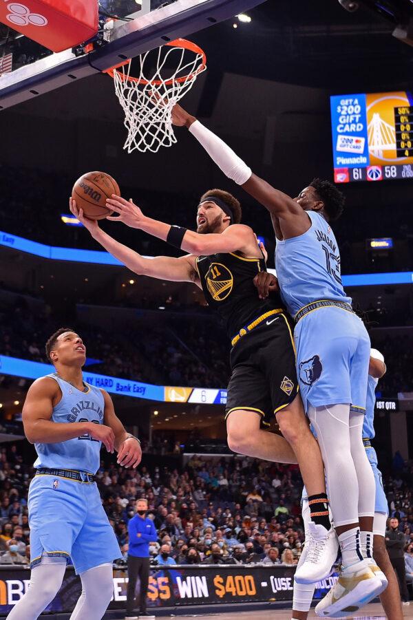 Klay Thompson #11 of the Golden State Warriors goes to the basket against Jaren Jackson Jr. #13 of the Memphis Grizzlies during the first half at FedExForum in Memphis, on Jan. 11, 2022. (Justin Ford/Getty Images)