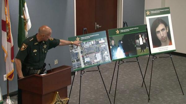 Pinellas County Sheriff Bob Gualtieri on Jan. 7, 2022, shows how deputies chased and apprehended Garrett James Smith, 22, whose backpack contained a pipe bomb. (Pinellas County Sheriff's Office/YouTube)