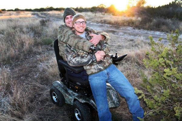 U.S. Army veteran Ben Eberly (L) lost his legs and right arm serving in action overseas. Volunteer Aaron Worthan guided Eberly and his team on a deer hunt in San Angelo in 2013. (Courtesy of LoneStarWarriorsOutdoors.org)