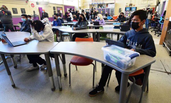 Seventh and eighth grades students attend a combined Advanced Engineering class at Olive Vista Middle School on the first day back following the winter break amid a dramatic surge in COVID-19 cases across Los Angeles County on January 11, 2022, in Sylmar, Calif. (Frederic J. Brown/AFP via Getty Images)