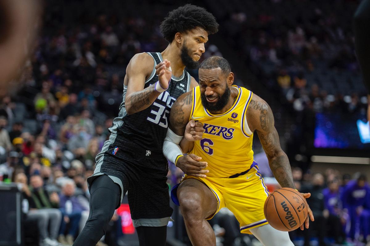 James Scores 34 but Lakers Stumble, Fall to Kings 125–116
