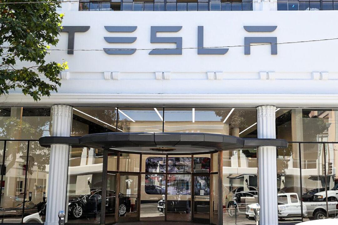 California DMV Reviewing Approach to Regulating Tesla’s Public Self-Driving Test: Report