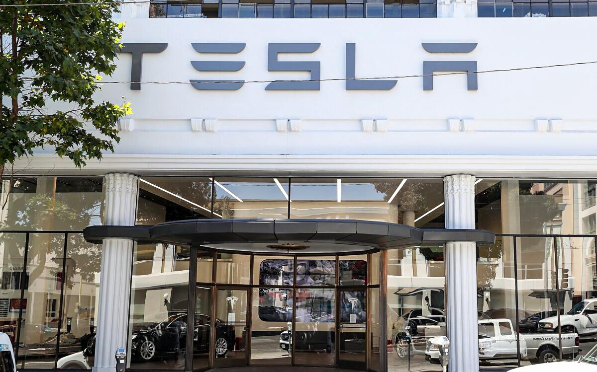 California DMV Reviewing Approach to Regulating Tesla’s Public Self-Driving Test: Report