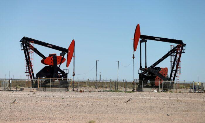 Oil Rises on Geopolitical Risks, Supply Shortage