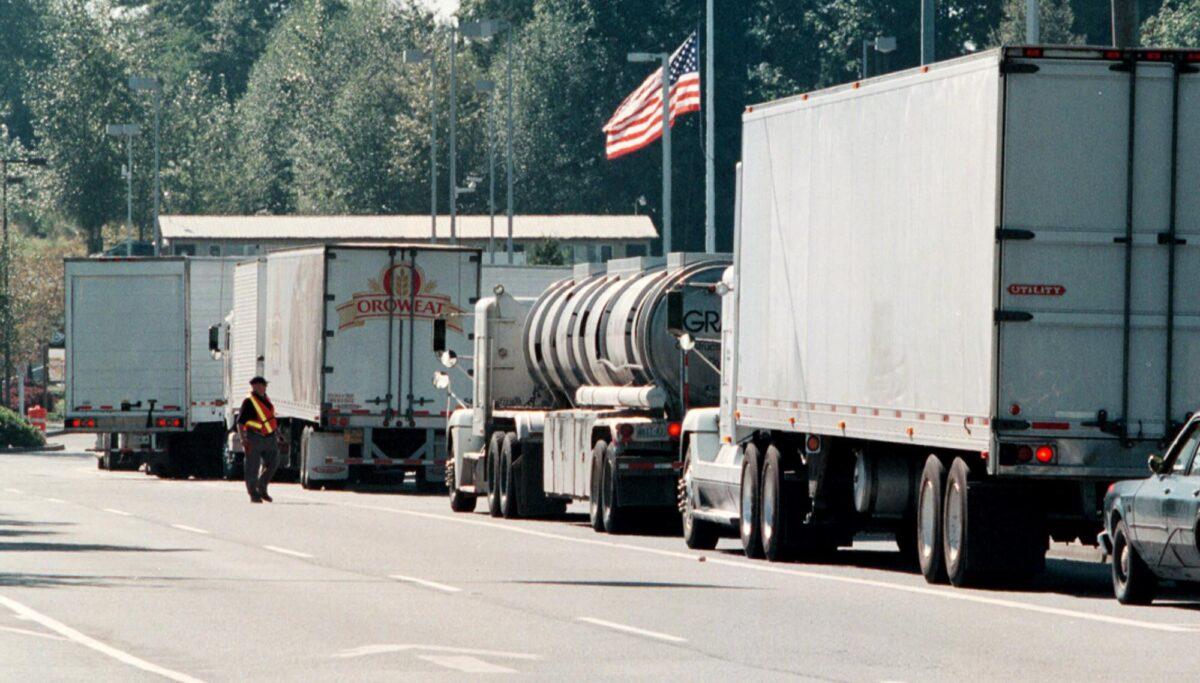 Truckers using the Pacific Highway Crossing in Surrey, B.C. south of Vancouver face a wait up to five hours because of heightened security checks at all border crossings on Sept. 12, 2001. (Canadian Press/Richard Lam)