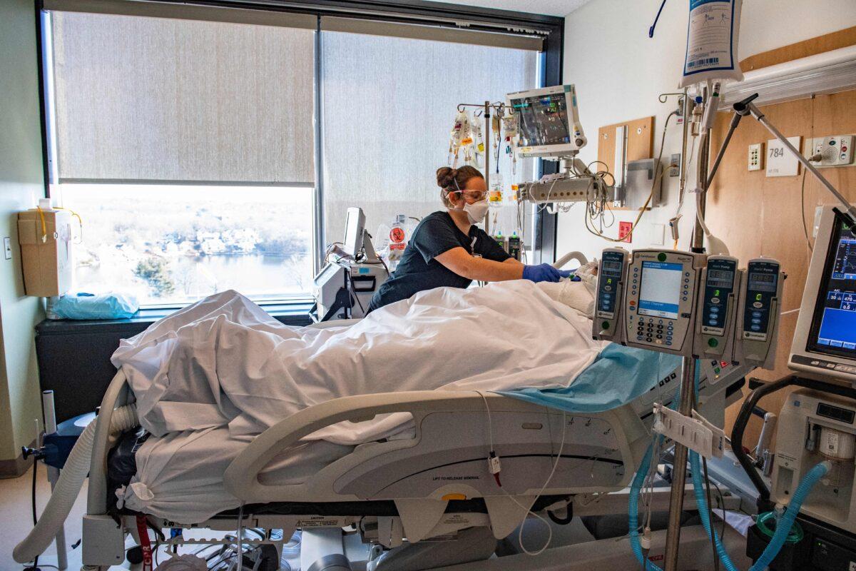  A medical worker treats a non-COVID-19 patient in the ICU ward at UMass Memorial Medical Center in Worcester, Mass., on Jan. 4, 2022. (JOSEPH PREZIOSO/AFP via Getty Images)