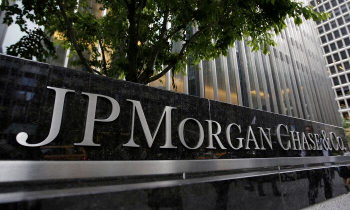 JPMorgan Shares Fall as Mixed Outlook Sours Profit Beat