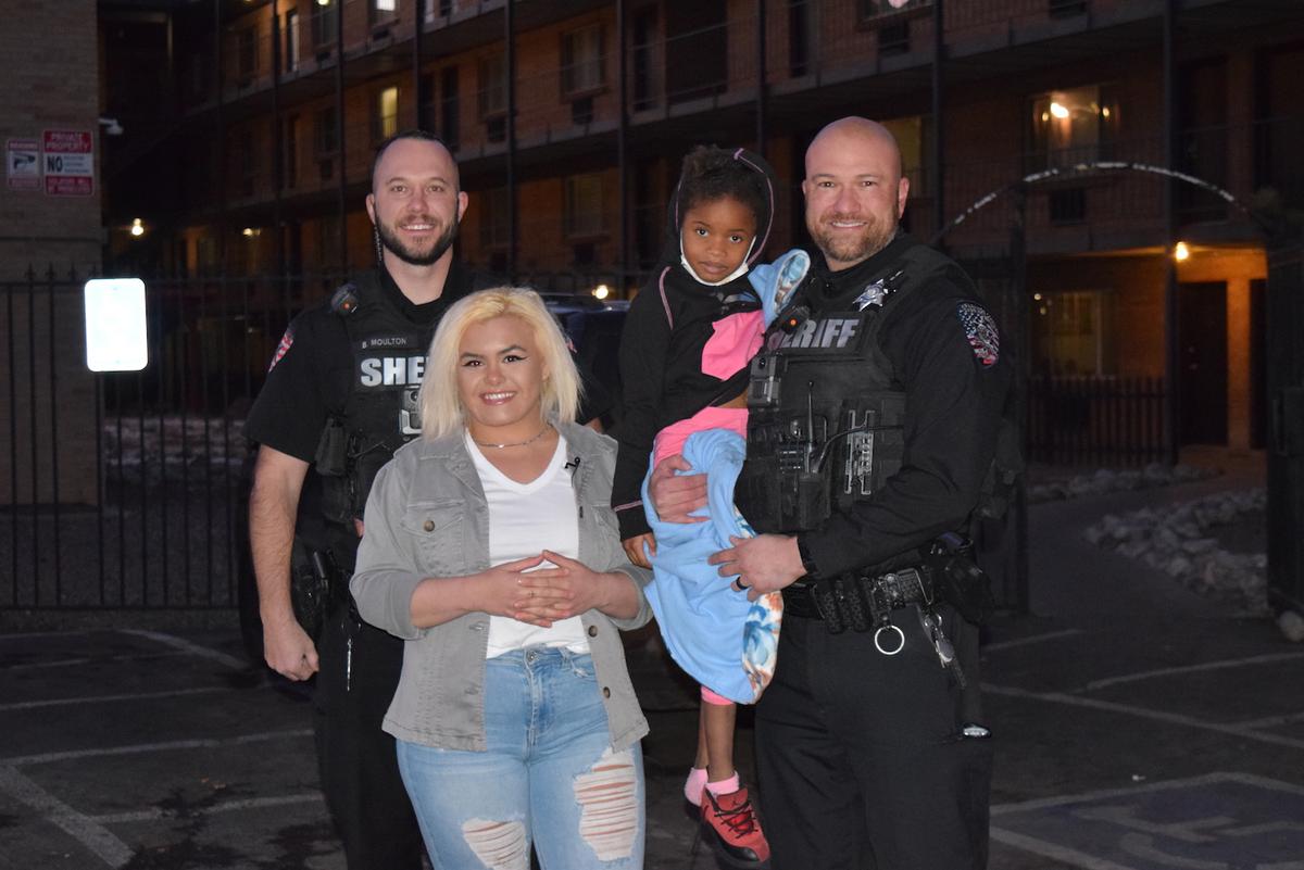 Dusti Talavera (Front-L) with little Zakiyah (Front-C) and sheriff's deputies. (Courtesy of <a href="https://www.facebook.com/ArapahoeSO">Arapahoe County Sheriff’s Office</a>)