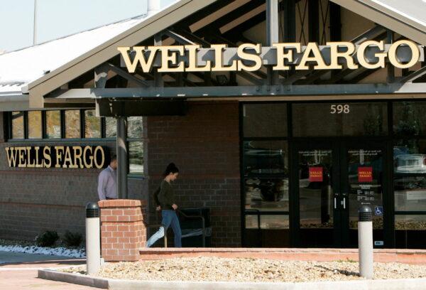 Customers walk into a Wells Fargo bank branch in suburban Denver, on Oct. 18, 2006. (Rick Wilking/Reuters)
