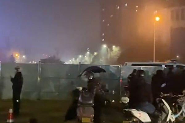 Many people were blocked by a metal fence for 10 hours in the evening on the Wangxian road, bordering the east of Weicheng district in Xianyang city, where about 30 kilometers from Xi'an in December 2021. (Courtesy of Mr. Chen)