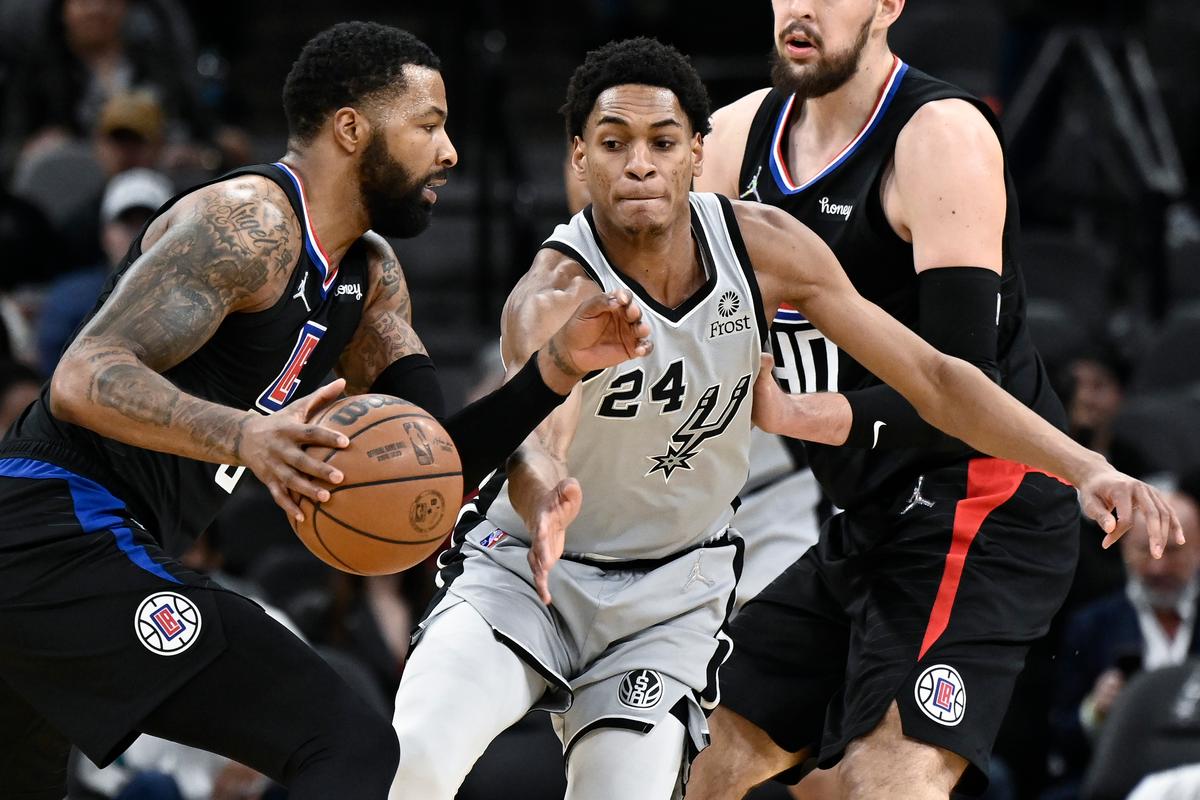 White, Murray Fuel Spurs Past Clippers, 101–94