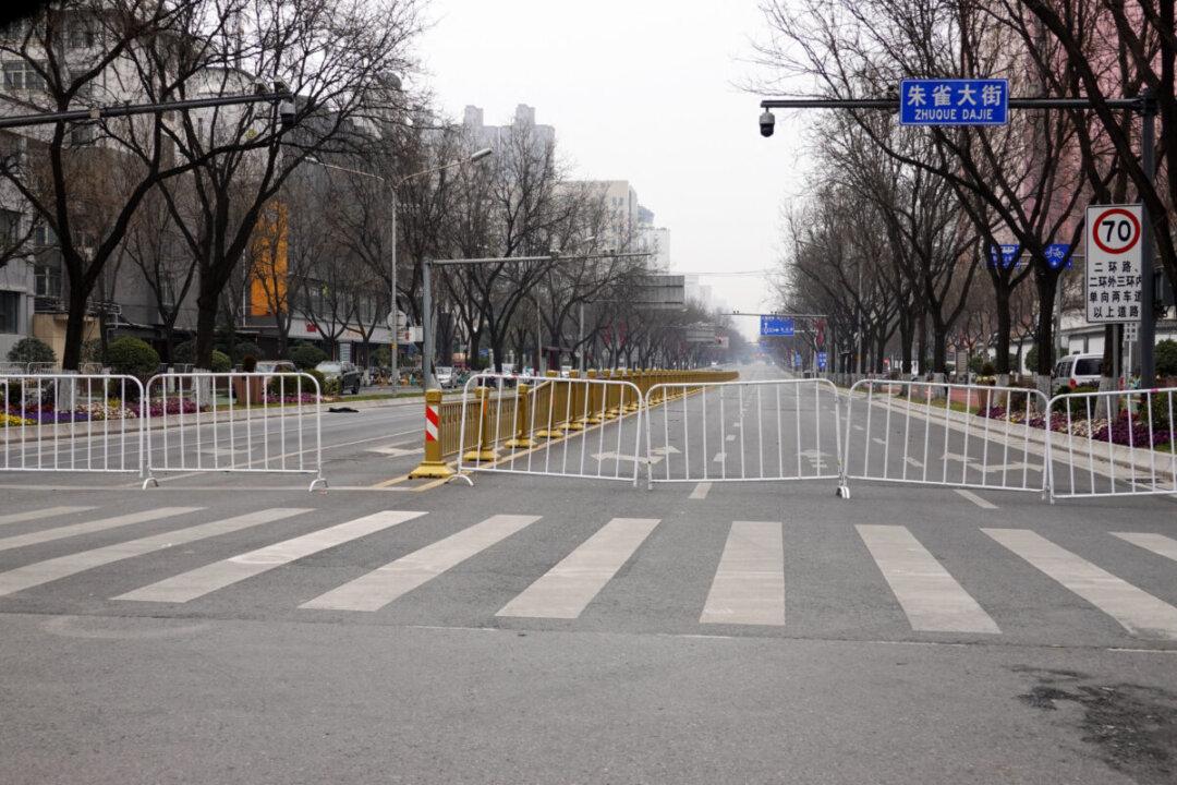 Xi’an Residents Seek Survival During Lockdown
